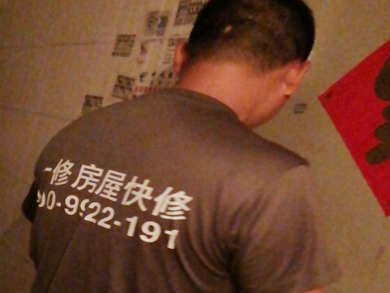 墻面粉刷翻新：在舊墻面上重新刷乳膠漆之前，一般先要對(duì)舊墻上的油污、浮灰、空鼓或裂紋等做處理，清除浮灰，鏟除起砂翹皮等部位，對(duì)油污的部位，應(yīng)先將原有涂層鏟除，不能鏟除應(yīng)徹底清洗干凈，墻面清理完畢，在用膩?zhàn)优蝺傻?。盡量用較細(xì)的砂紙，通常質(zhì)地較松軟的膩?zhàn)佑?00-500號(hào)的砂紙，質(zhì)地較硬的用360-400號(hào)為佳，假如砂紙?zhí)值脑挄?huì)留下很深的砂痕，刷漆是掩蓋不掉的。打磨結(jié)束必定。墻面底漆很重要，特別對(duì)舊墻刷新來(lái)說(shuō)，如果直接上面漆墻面容易起泡發(fā)霉，日照久了墻面顏色也容易出現(xiàn)變化。刷底漆時(shí)一定要注意刷勻，確保墻面每個(gè)地方都刷到。刷底漆時(shí)滾筒選擇也很重要，不好的滾筒涂刷效果較差，會(huì)直接影響到面漆效果。