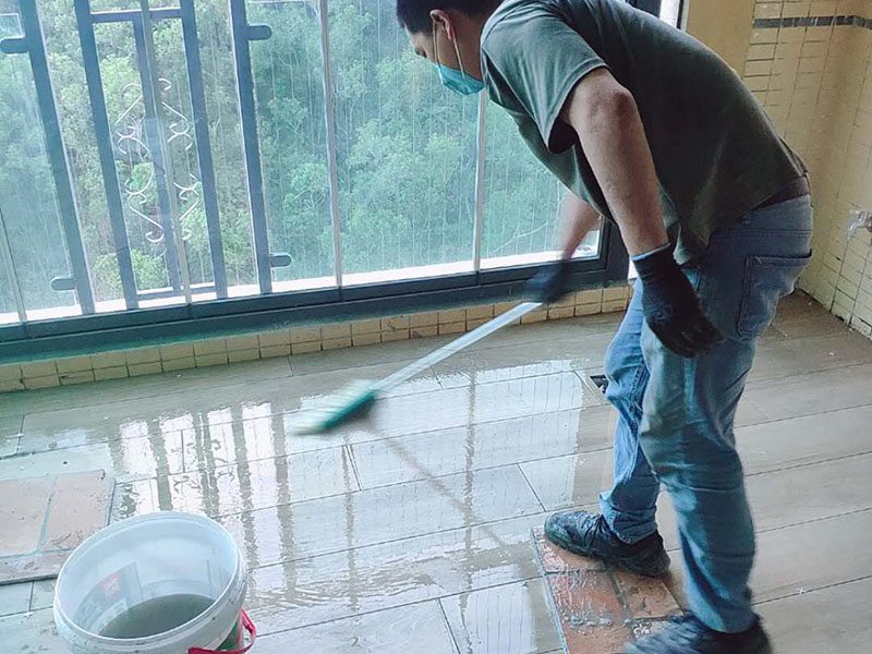 陽臺完工打掃：在準備鋪陳時瓷磚是不能去浸水，可以用鋼絲球去刷掉瓷磚背后的松散物質(zhì)，也可以用濕布抹去瓷磚背面的灰塵。然后按照生產(chǎn)商建議的比例將水或乳液放到攪拌桶中攪拌直至粘結(jié)劑均勻無結(jié)塊。初始攪拌后的粘結(jié)劑應靜置在攪拌桶中，直到生產(chǎn)商推薦的熟化時間過后攪拌一下再使用。 需要在粘結(jié)劑量置晾時間內(nèi)，將準備好的瓷磚鋪壓到位，垂直于梳理方向輕微搓動以排出磚下的空氣。鋪貼到位后用橡皮錘輕擊，用尺寸合適的十字定位架來調(diào)整表面平整度及接縫的平直。 鋪設好的磚面應該及時清理干凈，特別是去除殘留其上的粘結(jié)劑。合格的粘結(jié)劑干硬后即使在陶瓷磚面上也不易被清除掉。清理好的瓷磚面應該立即擺放標識進行隔離，避免污染或擾動，直到下一個填縫工序。