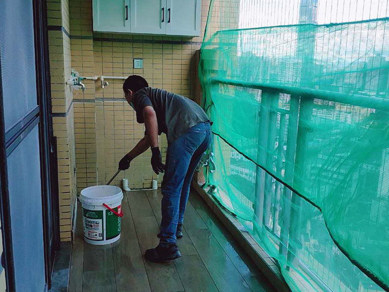 陽臺完工打掃：在準備鋪陳時瓷磚是不能去浸水，可以用鋼絲球去刷掉瓷磚背后的松散物質(zhì)，也可以用濕布抹去瓷磚背面的灰塵。然后按照生產(chǎn)商建議的比例將水或乳液放到攪拌桶中攪拌直至粘結(jié)劑均勻無結(jié)塊。初始攪拌后的粘結(jié)劑應靜置在攪拌桶中，直到生產(chǎn)商推薦的熟化時間過后攪拌一下再使用。 需要在粘結(jié)劑量置晾時間內(nèi)，將準備好的瓷磚鋪壓到位，垂直于梳理方向輕微搓動以排出磚下的空氣。鋪貼到位后用橡皮錘輕擊，用尺寸合適的十字定位架來調(diào)整表面平整度及接縫的平直。 鋪設好的磚面應該及時清理干凈，特別是去除殘留其上的粘結(jié)劑。合格的粘結(jié)劑干硬后即使在陶瓷磚面上也不易被清除掉。清理好的瓷磚面應該立即擺放標識進行隔離，避免污染或擾動，直到下一個填縫工序。