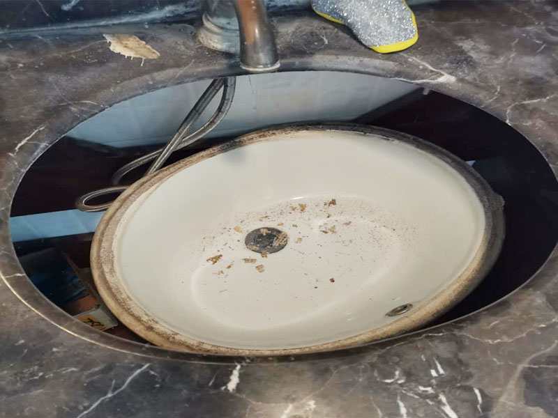 浴室盆安裝維修:1.首先檢查墻體是否實(shí)芯,不能裝在空心墻體上,因?yàn)榭招膲Σ粔?用不了就會(huì)爛掉。 2.按選定的孔位,用沖擊鉆在墻面上打孔,將掛墻配件中的膨脹管裝入孔中,再用自攻螺釘將主柜與... 3.主柜安裝完畢后,再把臺(tái)盆放入,調(diào)節(jié)放平。 4.側(cè)柜、置物架安裝方法同主柜。 5.化妝鏡安裝:按化妝鏡背孔安裝規(guī)格在墻面打孔,裝入膨脹管,然后把螺釘擰入膨脹管到適合深度,掛上浴鏡。