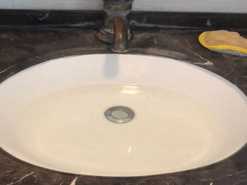 浴室盆安裝維修:1.首先檢查墻體是否實(shí)芯,不能裝在空心墻體上,因?yàn)榭招膲Σ粔?用不了就會(huì)爛掉。 2.按選定的孔位,用沖擊鉆在墻面上打孔,將掛墻配件中的膨脹管裝入孔中,再用自攻螺釘將主柜與... 3.主柜安裝完畢后,再把臺(tái)盆放入,調(diào)節(jié)放平。 4.側(cè)柜、置物架安裝方法同主柜。 5.化妝鏡安裝:按化妝鏡背孔安裝規(guī)格在墻面打孔,裝入膨脹管,然后把螺釘擰入膨脹管到適合深度,掛上浴鏡。