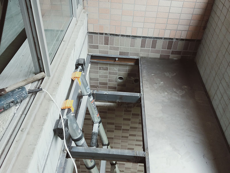 陽臺電焊鋼結(jié)構(gòu)：手工電弧焊的焊接過程是從引弧開始的，引弧方法有擦劃法引弧和直擊法引弧。 1.擦劃法引弧是先將焊條前端對準(zhǔn)焊件，然后將手腕扭轉(zhuǎn)，使焊條在焊件表面輕微劃一 下，焊條提起2-4mm，即在空氣中產(chǎn)生電弧，后將電弧長度保持在焊條直徑允許的范圍。 2.直擊法引弧是將手腕下彎，焊條輕微碰一下焊件。