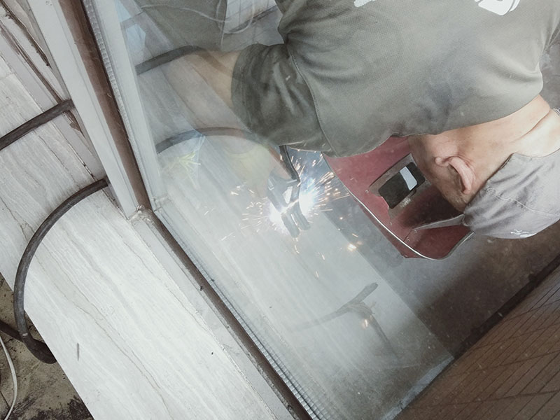 陽臺電焊鋼結(jié)構(gòu)：手工電弧焊的焊接過程是從引弧開始的，引弧方法有擦劃法引弧和直擊法引弧。 1.擦劃法引弧是先將焊條前端對準(zhǔn)焊件，然后將手腕扭轉(zhuǎn)，使焊條在焊件表面輕微劃一 下，焊條提起2-4mm，即在空氣中產(chǎn)生電弧，后將電弧長度保持在焊條直徑允許的范圍。 2.直擊法引弧是將手腕下彎，焊條輕微碰一下焊件。