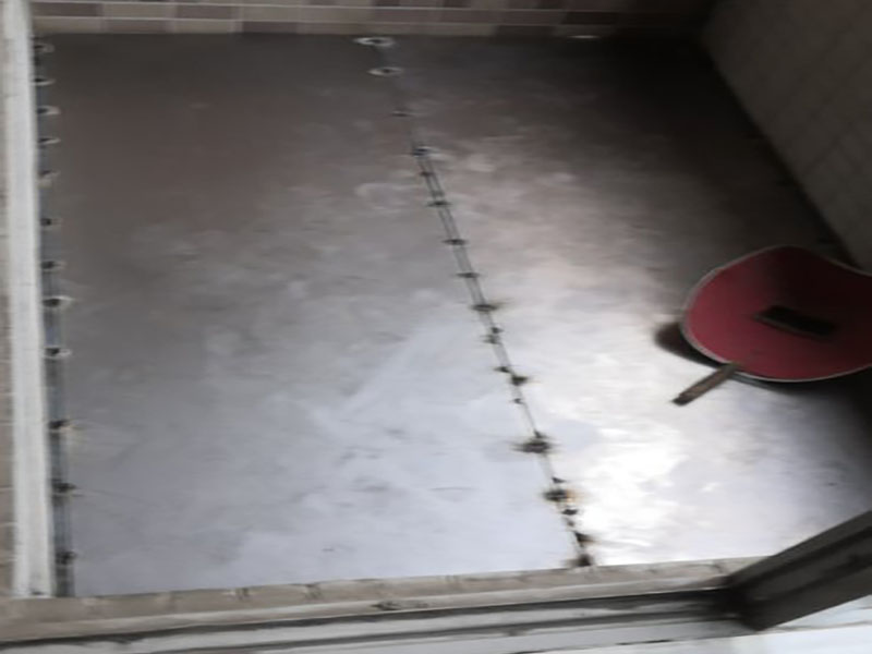 陽臺電焊鋼結(jié)構(gòu)：手工電弧焊的焊接過程是從引弧開始的，引弧方法有擦劃法引弧和直擊法引弧。 1.擦劃法引弧是先將焊條前端對準(zhǔn)焊件，然后將手腕扭轉(zhuǎn)，使焊條在焊件表面輕微劃一 下，焊條提起2-4mm，即在空氣中產(chǎn)生電弧，后將電弧長度保持在焊條直徑允許的范圍。 2.直擊法引弧是將手腕下彎，焊條輕微碰一下焊件。