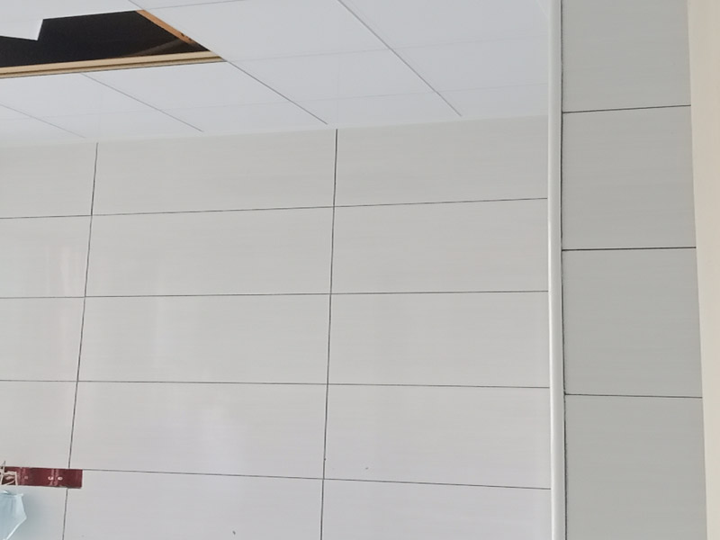 廚房翻新裝修：對于廚房翻新或改造來說，首先要做好的就是廚房的成品保護(hù)，成品保護(hù)的話不僅能夠保護(hù)好原來放置在廚房不能移動的東西外，還要對地面和墻面等各個方面做好保護(hù)，放置對做好的東西造成二次污染。 對該進(jìn)行保護(hù)的家具和物品保護(hù)之后，就可以開始對廚房中不合理的地方根據(jù)設(shè)計圖和現(xiàn)場的規(guī)劃進(jìn)行打拆工作了，這里要注意的是一定要根據(jù)事先布局好的圖紙進(jìn)行施工，要查看好水電圖和現(xiàn)場布局圖，有沉重墻的地方要特別注意。現(xiàn)場打拆完之后就要安排人員把物品進(jìn)行清理了。