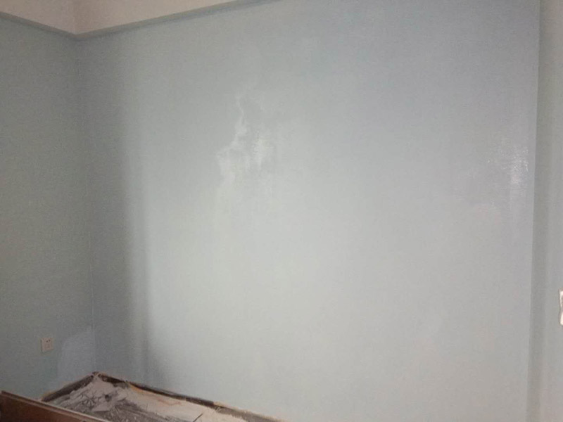 臥室乳膠漆粉刷：1、基層處理。先將裝修表面上的灰塊、浮渣等雜物用開鏟除，如表面有油污，應(yīng)用清洗劑和清水洗凈，干燥后再用棕刷將表面灰塵清掃干凈表面清掃后，用水與界面劑(配合比為10：1)的稀釋液滾刷一邊，再用底層石膏或嵌縫石膏將底層不平處填補好，石膏干透后局部需貼牛皮紙或?qū)Ｓ脡Σ歼M行防裂處理，干透后進行下一步施工 2、滿刮兩遍膩子。一遍應(yīng)用膠皮刮板滿刮，要求橫向刮抹平整、均勻、光滑，密實平整，線角及邊棱整齊為度。 3、底層涂料。施工應(yīng)在干燥、清潔、牢固的層表面上進行，噴涂一遍，涂層需均勻，不得漏涂。 4、中層涂料施工。涂刷一遍中層涂料前如發(fā)現(xiàn)有不平整之處，用膩子補平磨光。涂料在使用前應(yīng)用手提電動攪拌充分?jǐn)嚢杈鶆?。如稠度較大，可適當(dāng)加清水稀釋，但每次加水量需一致，不得稀稠不一。然后將涂料倒入托盤，用涂料滾