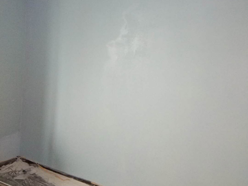 臥室乳膠漆粉刷：1、基層處理。先將裝修表面上的灰塊、浮渣等雜物用開鏟除，如表面有油污，應(yīng)用清洗劑和清水洗凈，干燥后再用棕刷將表面灰塵清掃干凈表面清掃后，用水與界面劑(配合比為10：1)的稀釋液滾刷一邊，再用底層石膏或嵌縫石膏將底層不平處填補好，石膏干透后局部需貼牛皮紙或?qū)Ｓ脡Σ歼M行防裂處理，干透后進行下一步施工 2、滿刮兩遍膩子。一遍應(yīng)用膠皮刮板滿刮，要求橫向刮抹平整、均勻、光滑，密實平整，線角及邊棱整齊為度。 3、底層涂料。施工應(yīng)在干燥、清潔、牢固的層表面上進行，噴涂一遍，涂層需均勻，不得漏涂。 4、中層涂料施工。涂刷一遍中層涂料前如發(fā)現(xiàn)有不平整之處，用膩子補平磨光。涂料在使用前應(yīng)用手提電動攪拌充分?jǐn)嚢杈鶆?。如稠度較大，可適當(dāng)加清水稀釋，但每次加水量需一致，不得稀稠不一。然后將涂料倒入托盤，用涂料滾