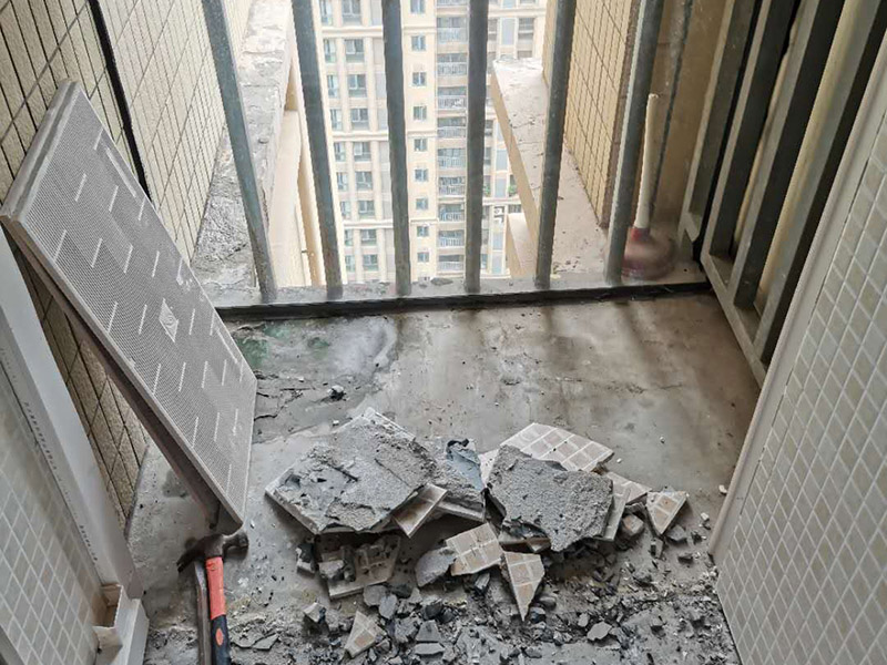 陽臺瓷磚鋪貼：準(zhǔn)備粘結(jié)劑前，瓷磚不應(yīng)浸水，但要用鋼絲刷除去磚背面的松散物質(zhì)，并用濕布抹去磚背的浮塵。然后按照生產(chǎn)商建議的比例將水或乳液放到攪拌桶中攪拌直至粘結(jié)劑均勻無結(jié)塊。初始攪拌后的粘結(jié)劑應(yīng)靜置在攪拌桶中，直到生產(chǎn)商推薦的熟化時間過后攪拌一下再使用。 在鋪壓瓷磚前，在瓷磚背面也批一薄層粘結(jié)劑。這種雙批法雖然用的材料和工時比較多，但卻能夠保證粘貼的質(zhì)量和耐久性。 在粘結(jié)劑量置晾時間內(nèi)，將準(zhǔn)備好的瓷磚鋪壓到位，垂直于梳理方向輕微搓動以排出磚下的空氣。鋪貼到位后用橡皮錘輕擊，用尺寸合適的十字定位架來調(diào)整表面平整度及接縫的平直。