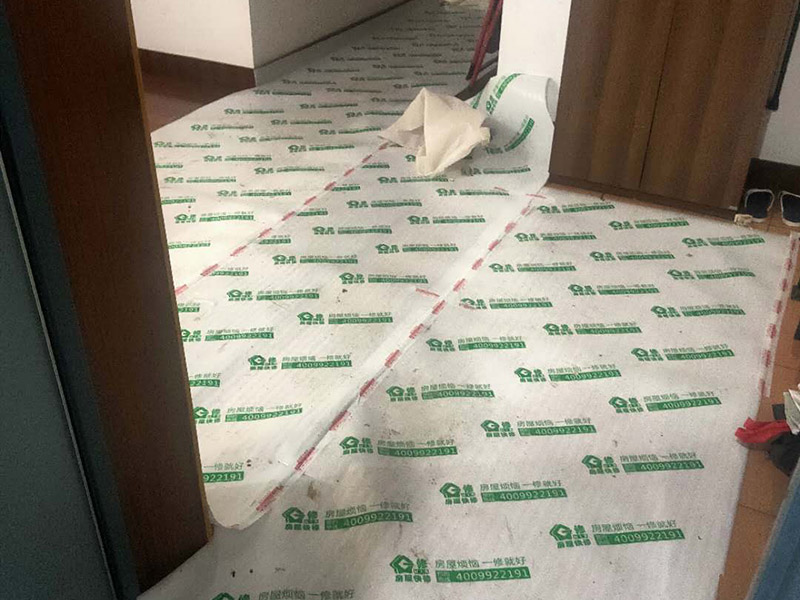 廁所重新裝修：老房衛(wèi)生間改造水電路改造很重要，會(huì)直接影響日后的生活使用，所以在改造過(guò)程中需要嚴(yán)防死守。避水測(cè)試，檢測(cè)防水層是否良好。一般衛(wèi)浴間的防水層為1.8米，其他墻面防水層高度為1米，地面防水返高30厘米。 當(dāng)然，如果老房衛(wèi)生間改造時(shí)沒有進(jìn)行水路改造的情況下，也是需要進(jìn)行檢查防水層是否完好的操作流程。老房衛(wèi)生間改造中隨意鉆孔開槽都會(huì)造成防水層的損壞，因此，老房衛(wèi)生間改造進(jìn)行拆除磚墻的裝修流程后，應(yīng)當(dāng)重新進(jìn)行避水試驗(yàn)，保證原來(lái)存有的防水系統(tǒng)不會(huì)出現(xiàn)任何問題。