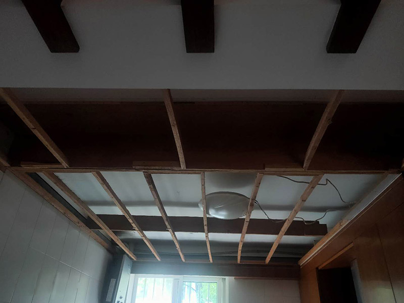 廁所重新裝修：老房衛(wèi)生間改造水電路改造很重要，會(huì)直接影響日后的生活使用，所以在改造過(guò)程中需要嚴(yán)防死守。避水測(cè)試，檢測(cè)防水層是否良好。一般衛(wèi)浴間的防水層為1.8米，其他墻面防水層高度為1米，地面防水返高30厘米。 當(dāng)然，如果老房衛(wèi)生間改造時(shí)沒有進(jìn)行水路改造的情況下，也是需要進(jìn)行檢查防水層是否完好的操作流程。老房衛(wèi)生間改造中隨意鉆孔開槽都會(huì)造成防水層的損壞，因此，老房衛(wèi)生間改造進(jìn)行拆除磚墻的裝修流程后，應(yīng)當(dāng)重新進(jìn)行避水試驗(yàn)，保證原來(lái)存有的防水系統(tǒng)不會(huì)出現(xiàn)任何問題。