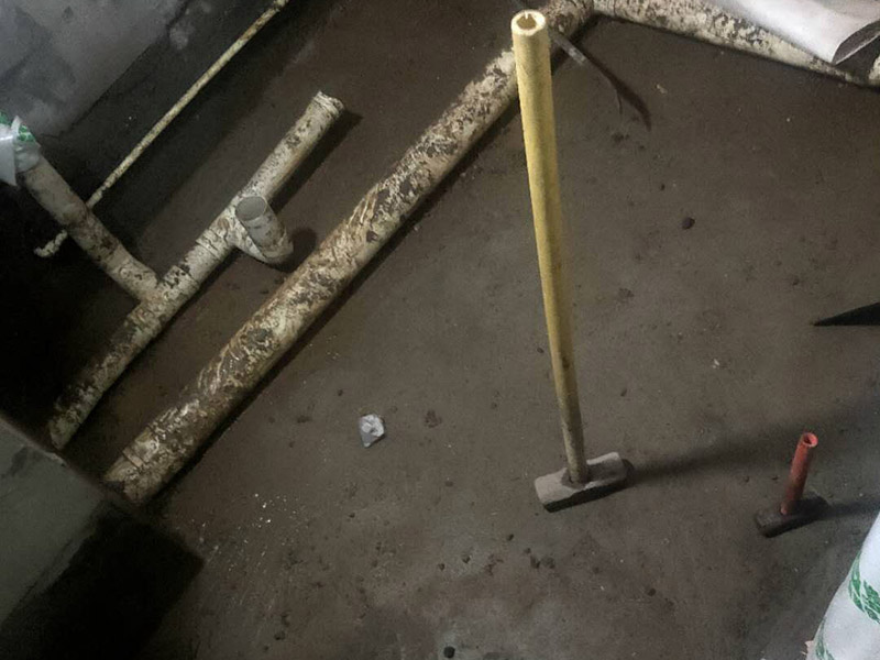 廁所重新裝修：老房衛(wèi)生間改造水電路改造很重要，會(huì)直接影響日后的生活使用，所以在改造過(guò)程中需要嚴(yán)防死守。避水測(cè)試，檢測(cè)防水層是否良好。一般衛(wèi)浴間的防水層為1.8米，其他墻面防水層高度為1米，地面防水返高30厘米。 當(dāng)然，如果老房衛(wèi)生間改造時(shí)沒有進(jìn)行水路改造的情況下，也是需要進(jìn)行檢查防水層是否完好的操作流程。老房衛(wèi)生間改造中隨意鉆孔開槽都會(huì)造成防水層的損壞，因此，老房衛(wèi)生間改造進(jìn)行拆除磚墻的裝修流程后，應(yīng)當(dāng)重新進(jìn)行避水試驗(yàn)，保證原來(lái)存有的防水系統(tǒng)不會(huì)出現(xiàn)任何問題。