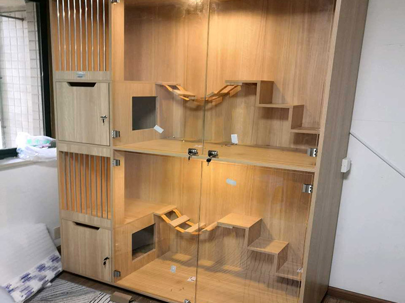 隔斷家具安裝：安裝前所需工作，拆開包裝所要注意的是，不要讓硬物劃到屏風的表面，然后將屏風支撐單腳全部裝上。然后就開始，如果是L型位，就找到L型的腳以及連接件蓋子，先將兩塊屏風對準L型腳的位置裝平，然后將中立柱裝上，最后用連接件將兩塊屏風和中立柱固定在一起。然后，看屏風的兩邊是否全部著地是否穩(wěn)定，有落空的腳就將其調到落地為止，必要時安裝屏風最好是兩位師傅一個托扶著一個固定，避免屏風倒下而損壞。屏風搭好了，接著固定側腳板，側邊可使用連接件連接在屏風的一側，上邊與臺面板連接處打是兩個L型角碼。