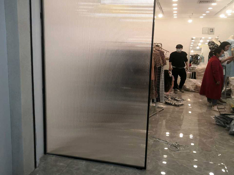 隔斷家具安裝：安裝前所需工作，拆開包裝所要注意的是，不要讓硬物劃到屏風的表面，然后將屏風支撐單腳全部裝上。然后就開始，如果是L型位，就找到L型的腳以及連接件蓋子，先將兩塊屏風對準L型腳的位置裝平，然后將中立柱裝上，最后用連接件將兩塊屏風和中立柱固定在一起。然后，看屏風的兩邊是否全部著地是否穩(wěn)定，有落空的腳就將其調到落地為止，必要時安裝屏風最好是兩位師傅一個托扶著一個固定，避免屏風倒下而損壞。屏風搭好了，接著固定側腳板，側邊可使用連接件連接在屏風的一側，上邊與臺面板連接處打是兩個L型角碼。