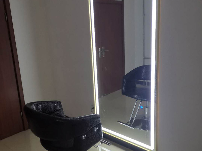 鏡子安裝維修:安裝在墻壁上面的一種掛墻式鏡子，常見的可能是全身鏡，或者是普通的圓形，長方形和正方形的小扇鏡子，它們和普通的擺放在梳妝臺上面的可以折疊的鏡子不太一樣，因為對風水方面要求比較苛刻，而且還應該根據(jù)實際的結(jié)構(gòu)和面積確定產(chǎn)品的大小和規(guī)格，這樣的話才不至于影響到整體風格，還可以達到畫龍點睛的效果。