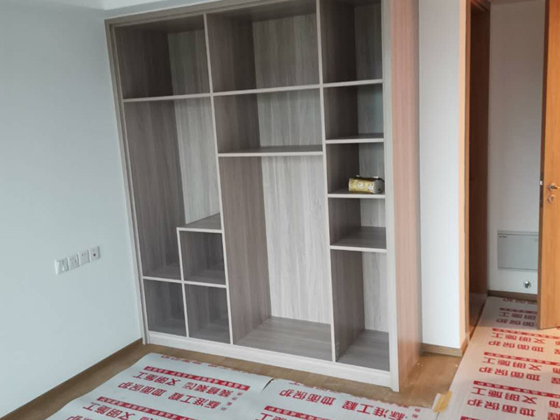 定制衣柜安裝：檢測包裝是否完好無損，一旦發(fā)現(xiàn)有破損，及時(shí)要求現(xiàn)場安裝人員開箱檢查破損部位的內(nèi)部家具，是否有磕碰、劃傷等運(yùn)輸問題。 開箱后檢查收到產(chǎn)品的外觀和配件，是否完全符合自己當(dāng)初的訂單要求，如果有玻璃制品或者是塑料制品，建議檢查是否有破碎或者是變形等等。 在安裝的過程中要做好監(jiān)督工作，注意對(duì)家中其他位置的保護(hù)，尤其是地板、門套、門、墻紙、燈具等，避免受到剮蹭等問題，同時(shí)也要防止衣柜本身受到損壞。 注意保持衛(wèi)生，如果您是更換家里的舊家具，這一點(diǎn)就尤為重要。定制家具不同于成品家具，很多東西是在家中安裝完成的，必然要有一些打孔、切割等工作，所以會(huì)產(chǎn)生一些鋸末和灰塵。