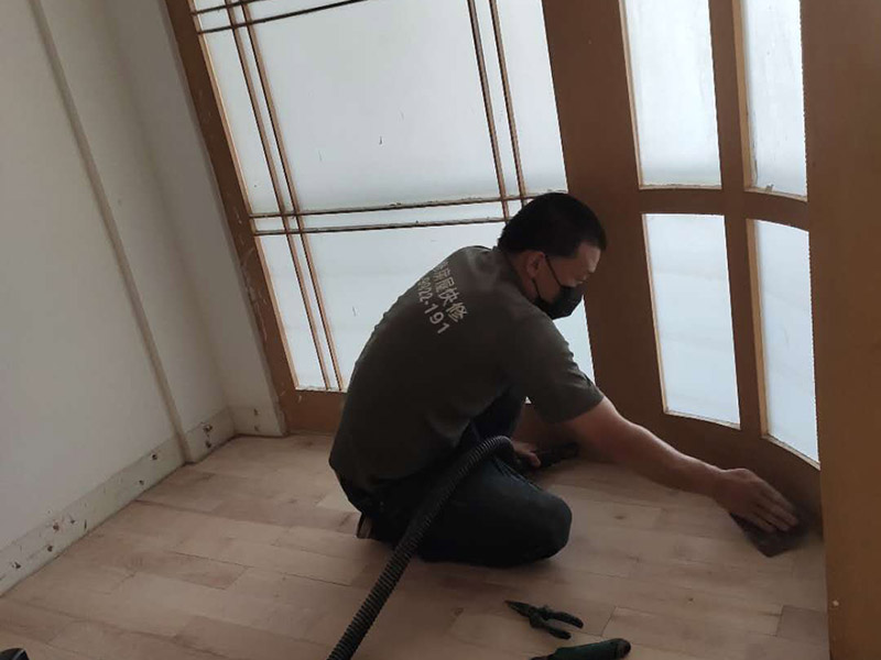 實(shí)木地板翻新打蠟：利用稀釋工具對(duì)中性清潔劑進(jìn)行合理比例的稀釋，利用清洗機(jī)和稀釋好的中性清潔劑將地面清洗干凈，盡量將地板打掃干凈。 在潔凈干燥的地表面落底蠟兩遍，然后利用風(fēng)干機(jī)對(duì)落蠟的地面進(jìn)行全面性的風(fēng)干；待底蠟干燥后，再在其表面落面蠟兩遍，利用風(fēng)干機(jī)對(duì)其進(jìn)行風(fēng)干。 待蠟面徹底干燥后，用高速拋光機(jī)配合拋光墊進(jìn)行均勻、勻速的拋光即可。經(jīng)打蠟拋光的地面，光亮整潔、自然鏡面可達(dá)到90％以上，感觀效果特佳。