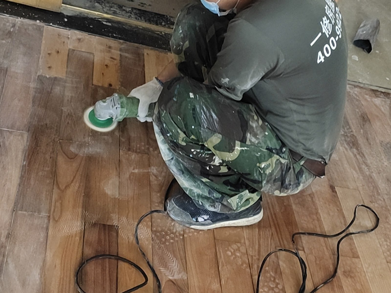實(shí)木地板翻新打蠟：利用稀釋工具對(duì)中性清潔劑進(jìn)行合理比例的稀釋，利用清洗機(jī)和稀釋好的中性清潔劑將地面清洗干凈，盡量將地板打掃干凈。 在潔凈干燥的地表面落底蠟兩遍，然后利用風(fēng)干機(jī)對(duì)落蠟的地面進(jìn)行全面性的風(fēng)干；待底蠟干燥后，再在其表面落面蠟兩遍，利用風(fēng)干機(jī)對(duì)其進(jìn)行風(fēng)干。 待蠟面徹底干燥后，用高速拋光機(jī)配合拋光墊進(jìn)行均勻、勻速的拋光即可。經(jīng)打蠟拋光的地面，光亮整潔、自然鏡面可達(dá)到90％以上，感觀效果特佳。
