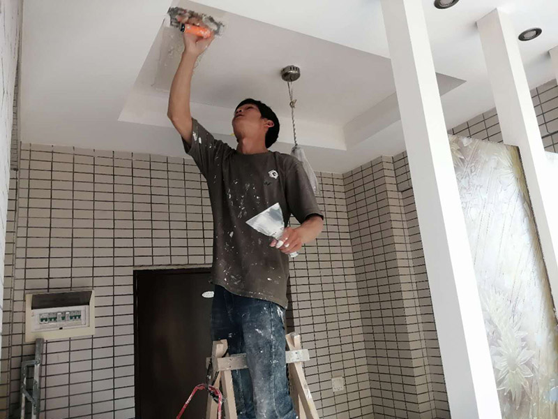 全屋裝修翻新：1、在新管道和舊管道對(duì)接前，有必要檢查舊管道是否疏通，避免日后費(fèi)事。2、廚房清潔間墻磚撤銷(xiāo)，表面找平很重要。廚房清潔間墻面的找平作業(yè)往往是業(yè)主忽略的環(huán)節(jié)?！　?、墻面施工是需要留心的一點(diǎn)。老墻面在改動(dòng)前必定要做墻面的底層處理，盡量鏟除原始?jí)γ?，通過(guò)從頭修補(bǔ)和處理，再刷乳膠漆方可保證新墻的穩(wěn)固?！　?、舊房中一般原有的水路管線(xiàn)都有許多不合理的布局或被腐蝕，所以需對(duì)水路進(jìn)行全面檢查。假如原有的管線(xiàn)是已被淘汰的鍍鋅管，在施工中有必要將其替換為銅管、鋁塑復(fù)合管或PP-R管?！　?、砸墻磚及地磚時(shí)，避免碎片堵塞下水道;只需表層厚度抵達(dá)4毫米的實(shí)木地板、實(shí)木復(fù)合地板和竹地板方可進(jìn)行改動(dòng)。此外，部分改動(dòng)還會(huì)構(gòu)成地板間的新舊差異，因此，不能盲目對(duì)地板進(jìn)行改動(dòng)。