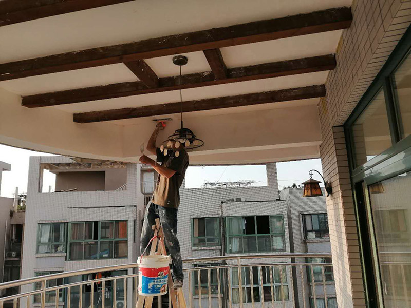 全屋裝修翻新：1、在新管道和舊管道對(duì)接前，有必要檢查舊管道是否疏通，避免日后費(fèi)事。2、廚房清潔間墻磚撤銷(xiāo)，表面找平很重要。廚房清潔間墻面的找平作業(yè)往往是業(yè)主忽略的環(huán)節(jié)?！　?、墻面施工是需要留心的一點(diǎn)。老墻面在改動(dòng)前必定要做墻面的底層處理，盡量鏟除原始?jí)γ?，通過(guò)從頭修補(bǔ)和處理，再刷乳膠漆方可保證新墻的穩(wěn)固?！　?、舊房中一般原有的水路管線(xiàn)都有許多不合理的布局或被腐蝕，所以需對(duì)水路進(jìn)行全面檢查。假如原有的管線(xiàn)是已被淘汰的鍍鋅管，在施工中有必要將其替換為銅管、鋁塑復(fù)合管或PP-R管?！　?、砸墻磚及地磚時(shí)，避免碎片堵塞下水道;只需表層厚度抵達(dá)4毫米的實(shí)木地板、實(shí)木復(fù)合地板和竹地板方可進(jìn)行改動(dòng)。此外，部分改動(dòng)還會(huì)構(gòu)成地板間的新舊差異，因此，不能盲目對(duì)地板進(jìn)行改動(dòng)。