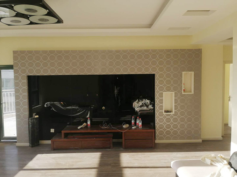 全屋裝修翻新：1、在新管道和舊管道對(duì)接前，有必要檢查舊管道是否疏通，避免日后費(fèi)事。2、廚房清潔間墻磚撤銷(xiāo)，表面找平很重要。廚房清潔間墻面的找平作業(yè)往往是業(yè)主忽略的環(huán)節(jié)?！　?、墻面施工是需要留心的一點(diǎn)。老墻面在改動(dòng)前必定要做墻面的底層處理，盡量鏟除原始?jí)γ妫ㄟ^(guò)從頭修補(bǔ)和處理，再刷乳膠漆方可保證新墻的穩(wěn)固?！　?、舊房中一般原有的水路管線(xiàn)都有許多不合理的布局或被腐蝕，所以需對(duì)水路進(jìn)行全面檢查。假如原有的管線(xiàn)是已被淘汰的鍍鋅管，在施工中有必要將其替換為銅管、鋁塑復(fù)合管或PP-R管?！　?、砸墻磚及地磚時(shí)，避免碎片堵塞下水道;只需表層厚度抵達(dá)4毫米的實(shí)木地板、實(shí)木復(fù)合地板和竹地板方可進(jìn)行改動(dòng)。此外，部分改動(dòng)還會(huì)構(gòu)成地板間的新舊差異，因此，不能盲目對(duì)地板進(jìn)行改動(dòng)。