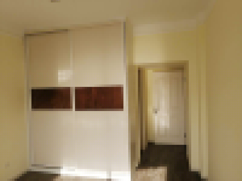 全屋裝修翻新：1、在新管道和舊管道對(duì)接前，有必要檢查舊管道是否疏通，避免日后費(fèi)事。2、廚房清潔間墻磚撤銷(xiāo)，表面找平很重要。廚房清潔間墻面的找平作業(yè)往往是業(yè)主忽略的環(huán)節(jié)?！　?、墻面施工是需要留心的一點(diǎn)。老墻面在改動(dòng)前必定要做墻面的底層處理，盡量鏟除原始?jí)γ?，通過(guò)從頭修補(bǔ)和處理，再刷乳膠漆方可保證新墻的穩(wěn)固?！　?、舊房中一般原有的水路管線(xiàn)都有許多不合理的布局或被腐蝕，所以需對(duì)水路進(jìn)行全面檢查。假如原有的管線(xiàn)是已被淘汰的鍍鋅管，在施工中有必要將其替換為銅管、鋁塑復(fù)合管或PP-R管?！　?、砸墻磚及地磚時(shí)，避免碎片堵塞下水道;只需表層厚度抵達(dá)4毫米的實(shí)木地板、實(shí)木復(fù)合地板和竹地板方可進(jìn)行改動(dòng)。此外，部分改動(dòng)還會(huì)構(gòu)成地板間的新舊差異，因此，不能盲目對(duì)地板進(jìn)行改動(dòng)。