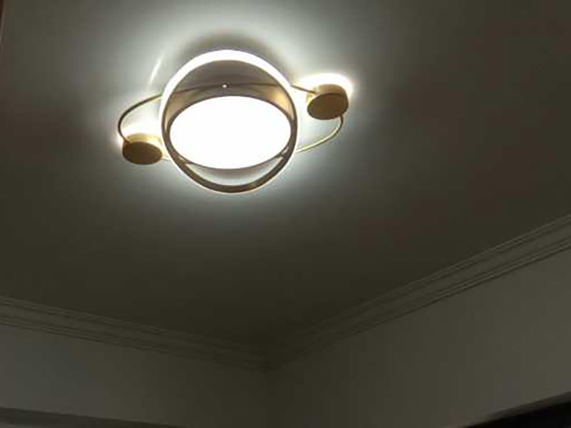 全屋燈具安裝：按照安裝說(shuō)明書將個(gè)部件連成一體，燈內(nèi)穿線的長(zhǎng)度應(yīng)適宜，多股軟線線頭應(yīng)搪錫，應(yīng)注意統(tǒng)一配線顏色，便于區(qū)分火線與零線。理順燈內(nèi)線路。 普通式燈頭安裝：將電源線留足維修長(zhǎng)度后剪除余先并剝出線頭，用連接螺釘將燈座安裝在接線盒上。 掉線式燈頭安裝：將電源線留足維修長(zhǎng)度后剪除余線并剝出線頭，將導(dǎo)線穿過(guò)燈頭底座，用連接螺釘將底座固定在接線盒上。取一段燈線，在一端接上燈頭，燈頭內(nèi)應(yīng)系好保險(xiǎn)扣，將燈線另一頭穿入底座蓋碗，燈線在蓋碗內(nèi)系好保險(xiǎn)扣并與底座上的電源線用壓接帽連接，旋上扣碗。