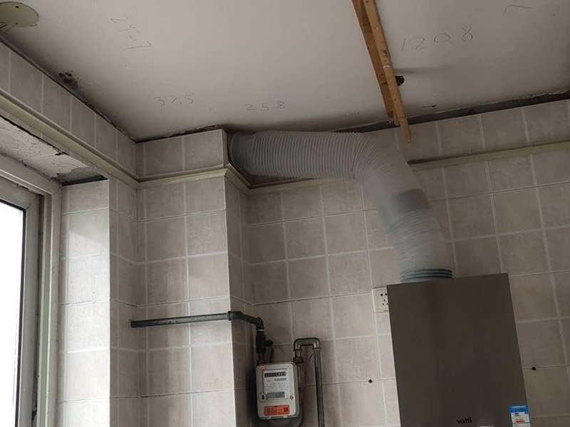 廚房屋頂防水維修：首先，用水泥砂漿找平，同時做好防水層和保護(hù)層，然后，檢查基層處理并進(jìn)行清理，要求不能有任何雜質(zhì)，且屋面必須保持干燥，否則會直接影響防水效果，最后，根據(jù)當(dāng)天的施工量配置相應(yīng)的瀝青，并參照從高到低、從遠(yuǎn)到近的順序，開始鋪貼屋面防水卷材。