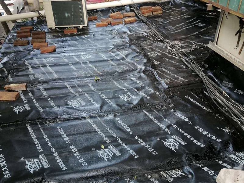 廚房屋頂防水維修：首先，用水泥砂漿找平，同時做好防水層和保護(hù)層，然后，檢查基層處理并進(jìn)行清理，要求不能有任何雜質(zhì)，且屋面必須保持干燥，否則會直接影響防水效果，最后，根據(jù)當(dāng)天的施工量配置相應(yīng)的瀝青，并參照從高到低、從遠(yuǎn)到近的順序，開始鋪貼屋面防水卷材。