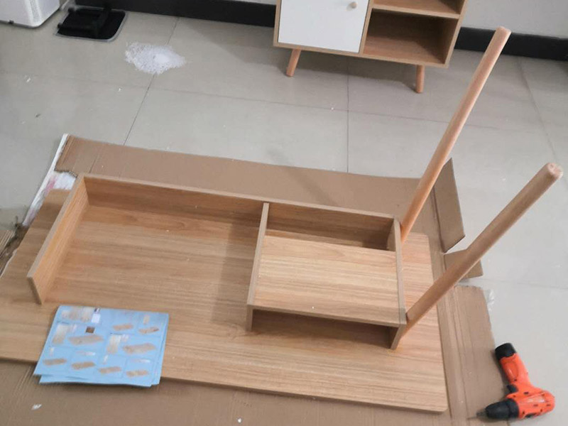 家具柜體安裝：用墊布點好地板，先從靠墻的一端寬du側板開始組裝，將寬側板平放于地面上(離后墻面保持700mm間隔)。首先將填好的三合一膠塞的板件，平放在墊布上，檢查孔距與圖紙相符，并裝上三合一單連桿。然后將固層釘上木塞，固定于寬側板上面，頂板大柄孔朝上，其余固層都朝下，腳線大柄孔朝內(中間固層與L架高度一致，即底板到固層內空為960mm，現場打層板孔)。放上側板，釘上木塞，木塞要求連通兩邊的固層。在第二個柜固層上面裝好雙連桿，留意雙連桿上面大柄只能鎖住一半，即90°。當兩件固層與側板固定后再同時擰緊大柄。 釘背板：把裝好的整體柜側放在點好墊布的地板上面，墊平側板成統(tǒng)一平面。用拉尺量好柜子的對角尺寸，調至相等，從寬測板處開始裝第一塊背板，留意假如中間有固層釘釘子時，先用鉛筆畫好固層的中央線，再釘釘子。