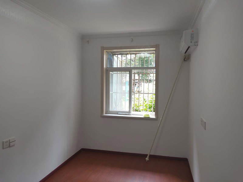 如果原墻面只是簡單的變舊bai沒有剝du離現(xiàn)象，可以直接清理干凈，用滾刷或噴涂zhi機滾（噴）一遍云泉水性漆dao，等干透然后在上二遍就OK了！ 如果有裂縫或爆皮的，需要清理干凈浮塵再用鏟除墻面，有坑不平處用石膏找平，有裂縫的用布袋或網(wǎng)刷乳白膠粘貼到裂縫處，裂縫處需要刮兩遍膩子第一遍是為了黏住布袋和網(wǎng)，第二遍找平，最后墻面一定要平整，然后再刷云泉水性漆就可以了！也是刷兩遍就OK了！