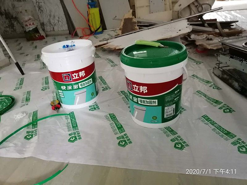 舊房墻面翻新裝修:先用刀或鐵刷去除剝落墻面的漆膜，再用砂紙磨平表面即可。進(jìn)行墻面刷漆翻新，那就需要把粘貼的壁紙給拆下來，不然壁紙遮蓋住的地方會(huì)看不到。以批土刀將批土填平凹洞裂縫，等到完全干燥后，再用砂紙磨平。墻面病變可能有污漬、起泡、開裂、片落或粉化等很多種，這些都要針對進(jìn)行處理。底漆&rdquo;涂料是專門用于墻面不需特別處理的壁面，至于有問題的壁面就必須先針對其問題，選擇特殊且專治此特殊問題的&ldquo;底漆&rdquo;。 乳膠漆的施工方法主要有三種，刷涂、滾涂和噴涂；不管哪種涂刷法，一定要注意使用底漆，既保護(hù)墻面又可省錢。底漆可以使底材疏松度均一，提高面漆的涂布率，節(jié)省面漆。底漆比面漆便宜很多，這樣一來花費(fèi)反而會(huì)更少。其次，刷一遍漆能夠幫助面漆提高漆膜的豐滿度，讓人覺得顏色飽滿，更有質(zhì)感。