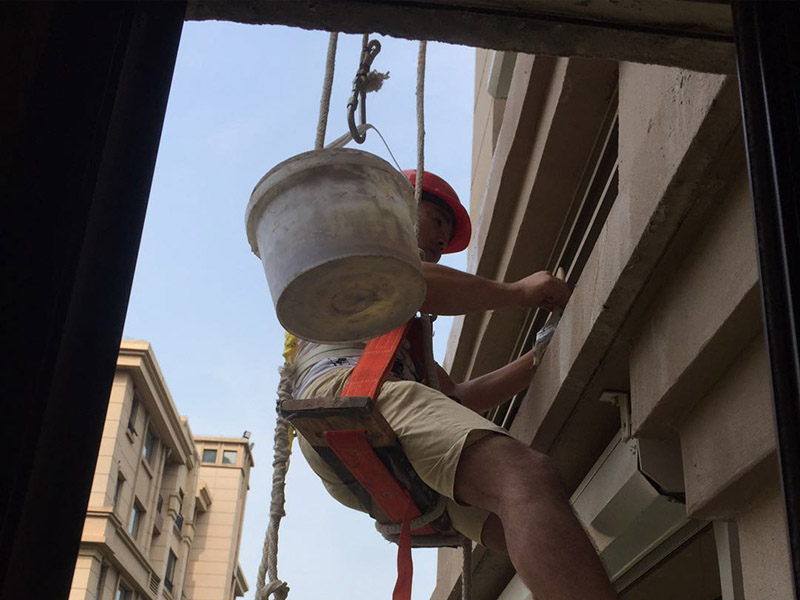 高空外墻防水：外墻面洞和較大裂縫防水密封前用噴水槍等工具將待治理的外墻面、伸縮縫、窗框等部位清理干凈，使施工的外墻面及縫、孔、洞部位達(dá)到無油、無塵土、無水泥松散顆粒等雜物。待其干燥后，將孔、洞、縫用防水密封材料嵌填密實(shí)，并達(dá)到與原顏色一致，再用快速堵漏靈和透明防水膠膜進(jìn)行精心施工。 整體條形瓷磚外墻面防水，采用高效環(huán)保型憎水進(jìn)行精心施工。該材料具有防水性能優(yōu)異、透氣性能良好、施工方便、使用安全、質(zhì)量可靠、耐久性好等特點(diǎn)。