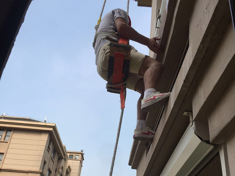 高空外墻防水：外墻面洞和較大裂縫防水密封前用噴水槍等工具將待治理的外墻面、伸縮縫、窗框等部位清理干凈，使施工的外墻面及縫、孔、洞部位達(dá)到無油、無塵土、無水泥松散顆粒等雜物。待其干燥后，將孔、洞、縫用防水密封材料嵌填密實(shí)，并達(dá)到與原顏色一致，再用快速堵漏靈和透明防水膠膜進(jìn)行精心施工。 整體條形瓷磚外墻面防水，采用高效環(huán)保型憎水進(jìn)行精心施工。該材料具有防水性能優(yōu)異、透氣性能良好、施工方便、使用安全、質(zhì)量可靠、耐久性好等特點(diǎn)。