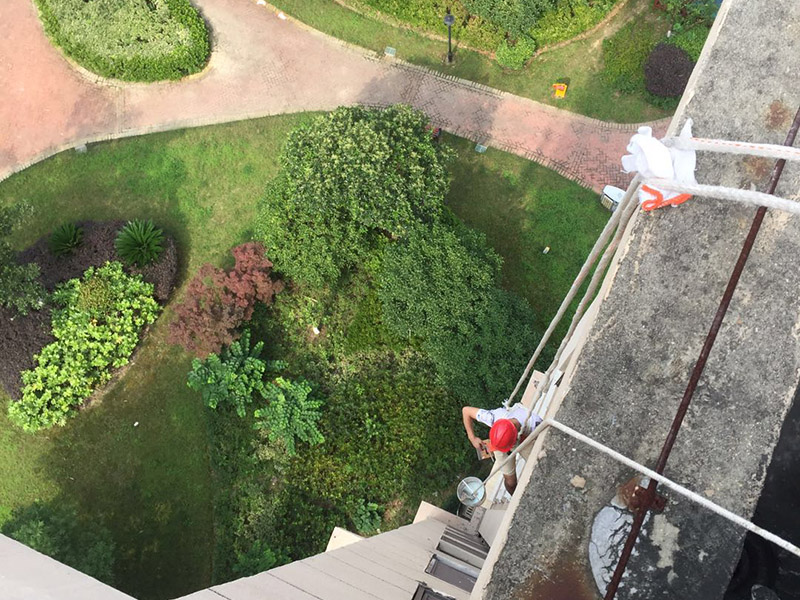 高空外墻防水：外墻面洞和較大裂縫防水密封前用噴水槍等工具將待治理的外墻面、伸縮縫、窗框等部位清理干凈，使施工的外墻面及縫、孔、洞部位達(dá)到無油、無塵土、無水泥松散顆粒等雜物。待其干燥后，將孔、洞、縫用防水密封材料嵌填密實(shí)，并達(dá)到與原顏色一致，再用快速堵漏靈和透明防水膠膜進(jìn)行精心施工。 整體條形瓷磚外墻面防水，采用高效環(huán)保型憎水進(jìn)行精心施工。該材料具有防水性能優(yōu)異、透氣性能良好、施工方便、使用安全、質(zhì)量可靠、耐久性好等特點(diǎn)。