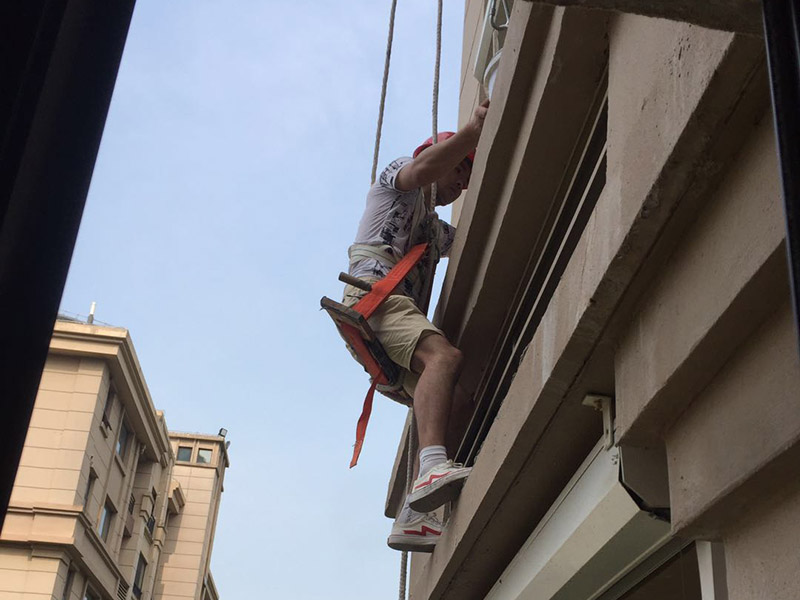 高空外墻防水：外墻面洞和較大裂縫防水密封前用噴水槍等工具將待治理的外墻面、伸縮縫、窗框等部位清理干凈，使施工的外墻面及縫、孔、洞部位達(dá)到無油、無塵土、無水泥松散顆粒等雜物。待其干燥后，將孔、洞、縫用防水密封材料嵌填密實(shí)，并達(dá)到與原顏色一致，再用快速堵漏靈和透明防水膠膜進(jìn)行精心施工。 整體條形瓷磚外墻面防水，采用高效環(huán)保型憎水進(jìn)行精心施工。該材料具有防水性能優(yōu)異、透氣性能良好、施工方便、使用安全、質(zhì)量可靠、耐久性好等特點(diǎn)。