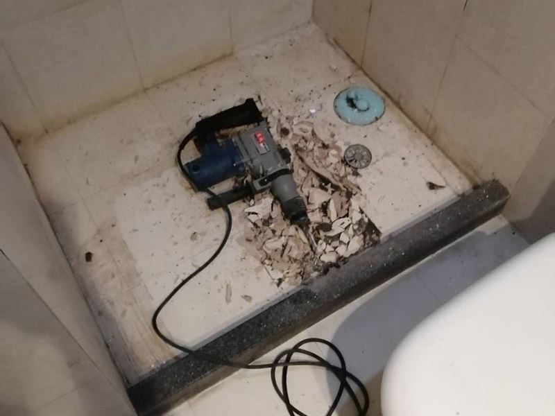 浴室地面拆除重裝：首先要進(jìn)行地面處理，確保地面干凈，沒有任何雜物污染，基層表面堅(jiān)實(shí)，無脫皮等現(xiàn)象，還要進(jìn)行地面找平，保證地面平整，沒有較大的缺陷和補(bǔ)痕。 在刷涂料前，要保證衛(wèi)生間的干凈，干燥。防水涂料要刷全面，與基層結(jié)合牢固，不會(huì)出現(xiàn)氣泡，脫落等問題。我們涂刷時(shí)，要由下至上，先墻后地涂刷。一般來說，衛(wèi)生間的防水要做到180厘米，非淋浴墻面防水不能低于35厘米。小編建議防水統(tǒng)一做到180厘米。刷涂料不僅要注意高度，還有注意涂刷的厚度，國家規(guī)定防水涂料要涂到1.5毫米厚。防水涂料是要刷兩遍，第二遍涂料是要等第一遍涂料干透之后才能開始刷。 還要在防水層上再鋪一層保護(hù)層，保護(hù)層要完全覆蓋防水層，與之結(jié)合牢固，不能存在裂紋、氣泡、脫落等問題。 在做閉水試驗(yàn)前，要把衛(wèi)生間所有的下水都堵住，并且在衛(wèi)生間門口做一個(gè)簡易25厘米高的門檻，把衛(wèi)生間封好，再往衛(wèi)生間灌入20厘米高的水。24小時(shí)之后，衛(wèi)生間的水沒有滲漏，才能算衛(wèi)生間防水工程合格。