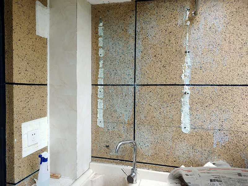 陽(yáng)臺(tái)瓷磚鋪貼;準(zhǔn)備粘結(jié)劑前，瓷磚不應(yīng)浸水，但要用鋼絲刷除去磚背面的松散物質(zhì)，并用濕布抹去磚背的浮塵。用符合所需膠層厚度的齒型抹刀的直邊將攪拌好的膠粘劑批到基面上，沿瓷磚縫方向?qū)⒛z粘劑層梳理成均勻條狀。目的是為了控制粘結(jié)劑的厚度、用量并使瓷磚粘貼面積能夠更加均勻。在鋪壓瓷磚前，在瓷磚背面也批一薄層粘結(jié)劑。這種雙批法雖然用的材料和工時(shí)比較多，但卻能夠保證粘貼的質(zhì)量和耐久性。在粘結(jié)劑量置晾時(shí)間內(nèi)，將準(zhǔn)備好的瓷磚鋪壓到位，垂直于梳理方向輕微搓動(dòng)以排出磚下的空氣。鋪貼到位后用橡皮錘輕擊，用尺寸合適的十字定位架來(lái)調(diào)整表面平整度及接縫的平直。鋪設(shè)好的磚面應(yīng)該及時(shí)清理干凈，特別是去除殘留其上的粘結(jié)劑。合格的粘結(jié)劑干硬后即使在陶瓷磚面上也不易被清除掉。清理好的瓷磚面應(yīng)該立即擺放標(biāo)識(shí)進(jìn)行隔離，避免污染或擾動(dòng)，直到下一個(gè)填縫工序。