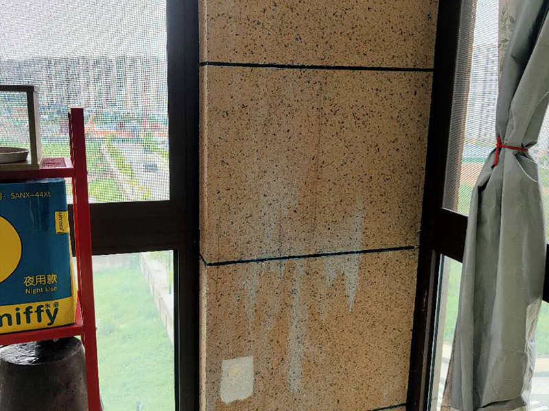 陽(yáng)臺(tái)瓷磚鋪貼;準(zhǔn)備粘結(jié)劑前，瓷磚不應(yīng)浸水，但要用鋼絲刷除去磚背面的松散物質(zhì)，并用濕布抹去磚背的浮塵。用符合所需膠層厚度的齒型抹刀的直邊將攪拌好的膠粘劑批到基面上，沿瓷磚縫方向?qū)⒛z粘劑層梳理成均勻條狀。目的是為了控制粘結(jié)劑的厚度、用量并使瓷磚粘貼面積能夠更加均勻。在鋪壓瓷磚前，在瓷磚背面也批一薄層粘結(jié)劑。這種雙批法雖然用的材料和工時(shí)比較多，但卻能夠保證粘貼的質(zhì)量和耐久性。在粘結(jié)劑量置晾時(shí)間內(nèi)，將準(zhǔn)備好的瓷磚鋪壓到位，垂直于梳理方向輕微搓動(dòng)以排出磚下的空氣。鋪貼到位后用橡皮錘輕擊，用尺寸合適的十字定位架來(lái)調(diào)整表面平整度及接縫的平直。鋪設(shè)好的磚面應(yīng)該及時(shí)清理干凈，特別是去除殘留其上的粘結(jié)劑。合格的粘結(jié)劑干硬后即使在陶瓷磚面上也不易被清除掉。清理好的瓷磚面應(yīng)該立即擺放標(biāo)識(shí)進(jìn)行隔離，避免污染或擾動(dòng)，直到下一個(gè)填縫工序。