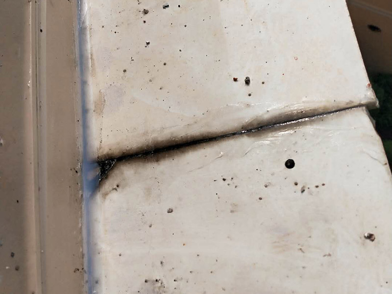 陽臺外墻瓷磚修補(bǔ)：檢查瓷磚有無大面積的瓷磚起殼、疏松和剝落現(xiàn)象，若有應(yīng)先進(jìn)行修補(bǔ)；然后確保基層表面應(yīng)無明水、浮渣和雜物。對于瓷磚縫中的2~3毫米的細(xì)小縫隙或明顯的凹槽，可以先用瓷磚填縫劑進(jìn)行填補(bǔ)處理。配制涂料時(shí)，可以將粉料組分的量適當(dāng)提高一些，以提高與基層的粘結(jié)力和便于操作。施工用涂料應(yīng)隨配隨用。嵌縫要盡量均勻，瓷磚粘結(jié)劑與基層之間不能有氣泡，以求粘結(jié)嚴(yán)實(shí)。