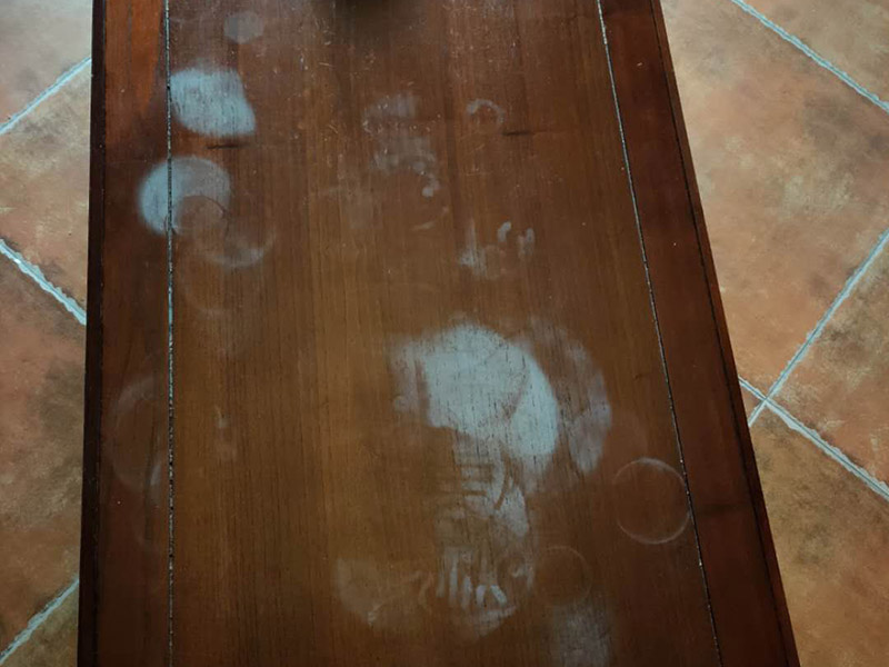 家具補漆服務:1.家具維修 填補平整光滑,不能使其變形 2.維修處調(diào)色上色上光 根據(jù)觀察家具,必須辨別漆色、混合色、二層色、三層色,再相應處理。 3.光澤處理 必須根據(jù)家具的亮亞光,打磨,拋光,上亮光水等,使用輔料可以是蠟,研磨劑。 4.填補操作: 先將502膠水澆在需要填補處。用碎木屑填上需要補處,澆上502膠水。