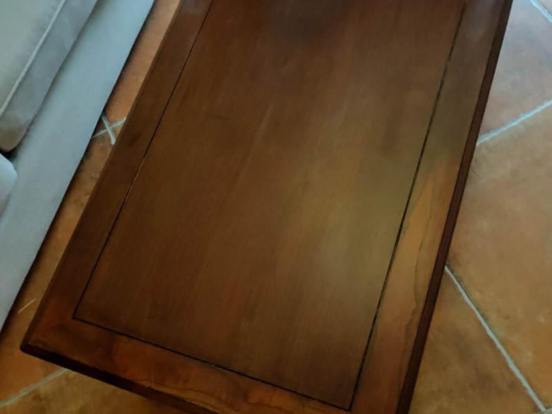 家具補漆服務:1.家具維修 填補平整光滑,不能使其變形 2.維修處調(diào)色上色上光 根據(jù)觀察家具,必須辨別漆色、混合色、二層色、三層色,再相應處理。 3.光澤處理 必須根據(jù)家具的亮亞光,打磨,拋光,上亮光水等,使用輔料可以是蠟,研磨劑。 4.填補操作: 先將502膠水澆在需要填補處。用碎木屑填上需要補處,澆上502膠水。