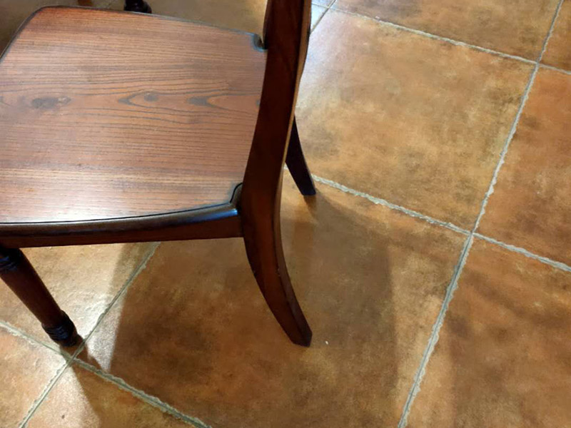 家具補漆服務:1.家具維修 填補平整光滑,不能使其變形 2.維修處調(diào)色上色上光 根據(jù)觀察家具,必須辨別漆色、混合色、二層色、三層色,再相應處理。 3.光澤處理 必須根據(jù)家具的亮亞光,打磨,拋光,上亮光水等,使用輔料可以是蠟,研磨劑。 4.填補操作: 先將502膠水澆在需要填補處。用碎木屑填上需要補處,澆上502膠水。