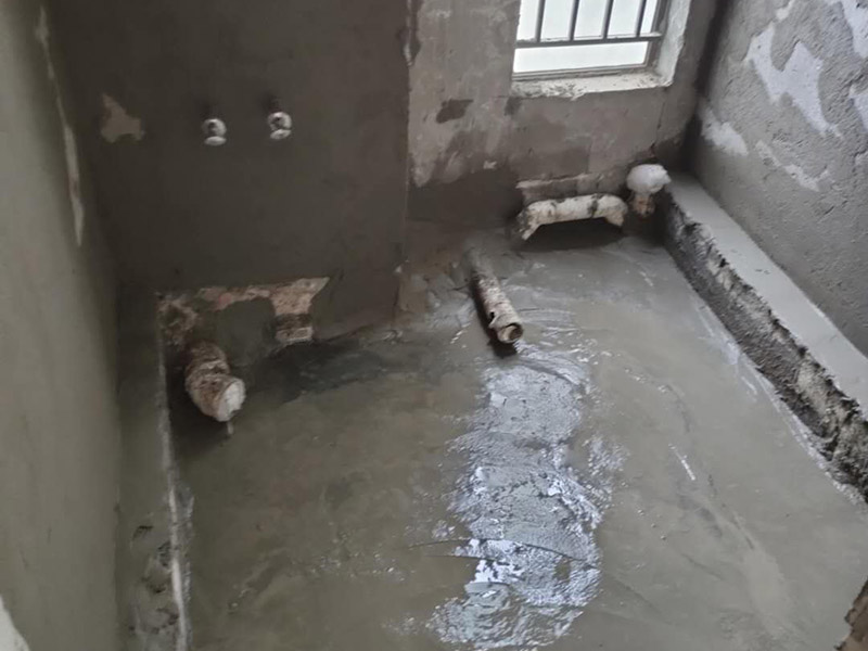 衛(wèi)生間地面防水:1.利用水泥砂漿水泥砂漿或豆石混凝土鋪平坡度。訣竅是：地漏附近坡度大，門口附近坡度小。 2.利用管根密封膏封嚴管線，管線要穿透樓板根部。刷防水涂料時可以貼1-2層玻璃絲布加強防水性。 3.墻壁表面打磨成干凈平光沒有顆?；覊m，墻壁與地面的交接區(qū)域注意原角和坡角的設(shè)置。 4.聚氨酯防水涂膜由管根和墻角處開始進行涂抹，在常溫下經(jīng)過4小時放干后，再大面積涂抹和刮刷。注意涂料總厚度大于1. 5毫米，不能有漏刮和鼓泡的不良現(xiàn)象。24小時后立面涂刷下一層，之后再以垂直的方向進行二次涂刷。最后涂膜半固化，拋甩粗砂粒方便與水泥砂漿融合。 5.防水層的設(shè)置與具體區(qū)域有關(guān)。防水地面的防水層應(yīng)高出地面200寬，地面防水層應(yīng)超出衛(wèi)生間門口以外300寬。而又淋浴的衛(wèi)生間墻面防水層則應(yīng)設(shè)置為高出地面1800寬。