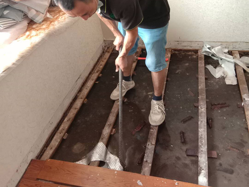 臥室地板鋪貼翻新： 1.舊地板翻新前應(yīng)確保屋內(nèi)的潔凈，搬出屋內(nèi)所有du物品; 2.將地板原有表面打磨掉1-2毫米; 3.然后進(jìn)行刮膩?zhàn)印⑸仙?、上漆、上蠟拋光。舊地板翻新小貼士： 1.需要注意的是，并不是一切地板都可以進(jìn)行翻新，只有地板表層的厚度達(dá)到4毫米或以上的實木地板、實木復(fù)合地板和竹地板方可進(jìn)行翻新。因開始的打磨將會磨掉1-2毫米，太薄的地板易打磨出中間層，影響地板壽命，故在翻新前到銷售商處了解自家地板表層厚度。 2.實木復(fù)合拼花木塊上的顏色若不是浸透的顏色而是表層著色，又或者是顯色的木皮層比較薄，經(jīng)打磨后將會破壞其拼花效果，建議不要翻新...