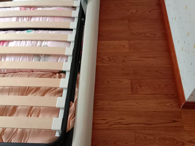 臥室地板鋪貼翻新： 1.舊地板翻新前應(yīng)確保屋內(nèi)的潔凈，搬出屋內(nèi)所有du物品; 2.將地板原有表面打磨掉1-2毫米; 3.然后進(jìn)行刮膩?zhàn)印⑸仙?、上漆、上蠟拋光。舊地板翻新小貼士： 1.需要注意的是，并不是一切地板都可以進(jìn)行翻新，只有地板表層的厚度達(dá)到4毫米或以上的實木地板、實木復(fù)合地板和竹地板方可進(jìn)行翻新。因開始的打磨將會磨掉1-2毫米，太薄的地板易打磨出中間層，影響地板壽命，故在翻新前到銷售商處了解自家地板表層厚度。 2.實木復(fù)合拼花木塊上的顏色若不是浸透的顏色而是表層著色，又或者是顯色的木皮層比較薄，經(jīng)打磨后將會破壞其拼花效果，建議不要翻新...