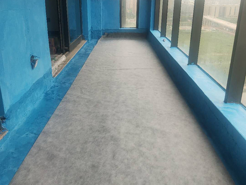 陽臺(tái)做防水：陽臺(tái)防水涂料的涂刷高度至少需要在30cm以上，如果是放置洗衣機(jī)的區(qū)域，需要將防水涂料涂抹得更高些。如果你家的陽臺(tái)屬于外露陽臺(tái)，為了加強(qiáng)防水效果，最好做得高些，同時(shí)防水涂料的厚度需要在1.5mm以上。在暴雨天氣下，如果雨量大于地漏的排水能力時(shí)，就會(huì)在陽臺(tái)地面出現(xiàn)大量積水，容易導(dǎo)致積水進(jìn)入室內(nèi)，因此我們在選購陽臺(tái)地漏的時(shí)，最好選擇排水量大且順暢的地漏。 陽臺(tái)的防水層都在外層，需要受到陽光暴曬、雨水侵蝕、嚴(yán)寒酷暑等自然天氣的考驗(yàn)，如果沒有出色的性能和良好的保護(hù)措施，他的使用年限會(huì)大大縮短。因此，我們在選購防水材料時(shí)，需要選擇強(qiáng)度高、耐老化的防水涂料。