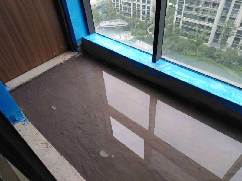 陽臺(tái)做防水：陽臺(tái)防水涂料的涂刷高度至少需要在30cm以上，如果是放置洗衣機(jī)的區(qū)域，需要將防水涂料涂抹得更高些。如果你家的陽臺(tái)屬于外露陽臺(tái)，為了加強(qiáng)防水效果，最好做得高些，同時(shí)防水涂料的厚度需要在1.5mm以上。在暴雨天氣下，如果雨量大于地漏的排水能力時(shí)，就會(huì)在陽臺(tái)地面出現(xiàn)大量積水，容易導(dǎo)致積水進(jìn)入室內(nèi)，因此我們在選購陽臺(tái)地漏的時(shí)，最好選擇排水量大且順暢的地漏。 陽臺(tái)的防水層都在外層，需要受到陽光暴曬、雨水侵蝕、嚴(yán)寒酷暑等自然天氣的考驗(yàn)，如果沒有出色的性能和良好的保護(hù)措施，他的使用年限會(huì)大大縮短。因此，我們在選購防水材料時(shí)，需要選擇強(qiáng)度高、耐老化的防水涂料。