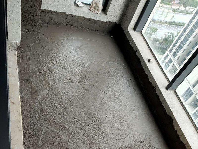 陽臺(tái)做防水：陽臺(tái)防水涂料的涂刷高度至少需要在30cm以上，如果是放置洗衣機(jī)的區(qū)域，需要將防水涂料涂抹得更高些。如果你家的陽臺(tái)屬于外露陽臺(tái)，為了加強(qiáng)防水效果，最好做得高些，同時(shí)防水涂料的厚度需要在1.5mm以上。在暴雨天氣下，如果雨量大于地漏的排水能力時(shí)，就會(huì)在陽臺(tái)地面出現(xiàn)大量積水，容易導(dǎo)致積水進(jìn)入室內(nèi)，因此我們在選購陽臺(tái)地漏的時(shí)，最好選擇排水量大且順暢的地漏。 陽臺(tái)的防水層都在外層，需要受到陽光暴曬、雨水侵蝕、嚴(yán)寒酷暑等自然天氣的考驗(yàn)，如果沒有出色的性能和良好的保護(hù)措施，他的使用年限會(huì)大大縮短。因此，我們在選購防水材料時(shí)，需要選擇強(qiáng)度高、耐老化的防水涂料。
