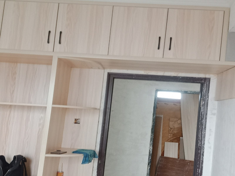 定制衣柜安裝：1、在安裝的過程中要做好監(jiān)督工作，注意對家中其他位置的保護(hù)，尤其是地板、門套、門、墻紙、燈具等，避免受到剮蹭等問題，同時也要防止衣柜本身受到損壞。 2、拉手和把手等五金件的安裝要注意以最適合家人的高度和位置，不要光圖美觀好看。比如吊柜或者增高柜的把手一定要安裝在門的下面，地柜、寫字臺的小柜，一定要放在上面。 3、注意保持衛(wèi)生，如果您是更換家里的舊家具，這一點(diǎn)就尤為重要。定制家具不同于成品家具，很多東西是在家中安裝完成的，必然要有一些打孔、切割等工作，所以會產(chǎn)生一些鋸末和灰塵。