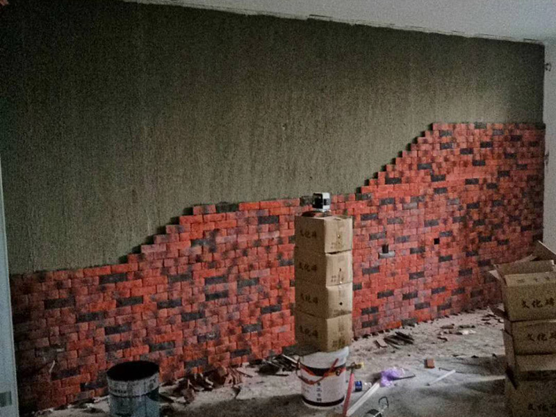 公寓墻面貼磚：首先是要根據(jù)房間的采光、尺寸以及潮濕程度來(lái)選擇產(chǎn)品，還要看清楚瓷磚的質(zhì)量以及合格證等等。 要想出色的完成貼磚工作，準(zhǔn)備工作不可少。必須要完整的檢查平整情況，把膩?zhàn)佣肩P掉，才能穩(wěn)固的鋪設(shè)墻磚。 鋪設(shè)墻磚的時(shí)候應(yīng)該由下往上貼，但是最底層的磚應(yīng)該要最后一個(gè)貼，而且一面墻不能一次性貼完，否則會(huì)引起墜落。 鋪磚的工藝其實(shí)是非常重要的，這會(huì)直接影響到最后的鋪貼效果。比如工人要把握好水泥砂漿的濕度，太干或者太濕都不行，而且要均勻的涂抹，及時(shí)添加或者減少水泥。